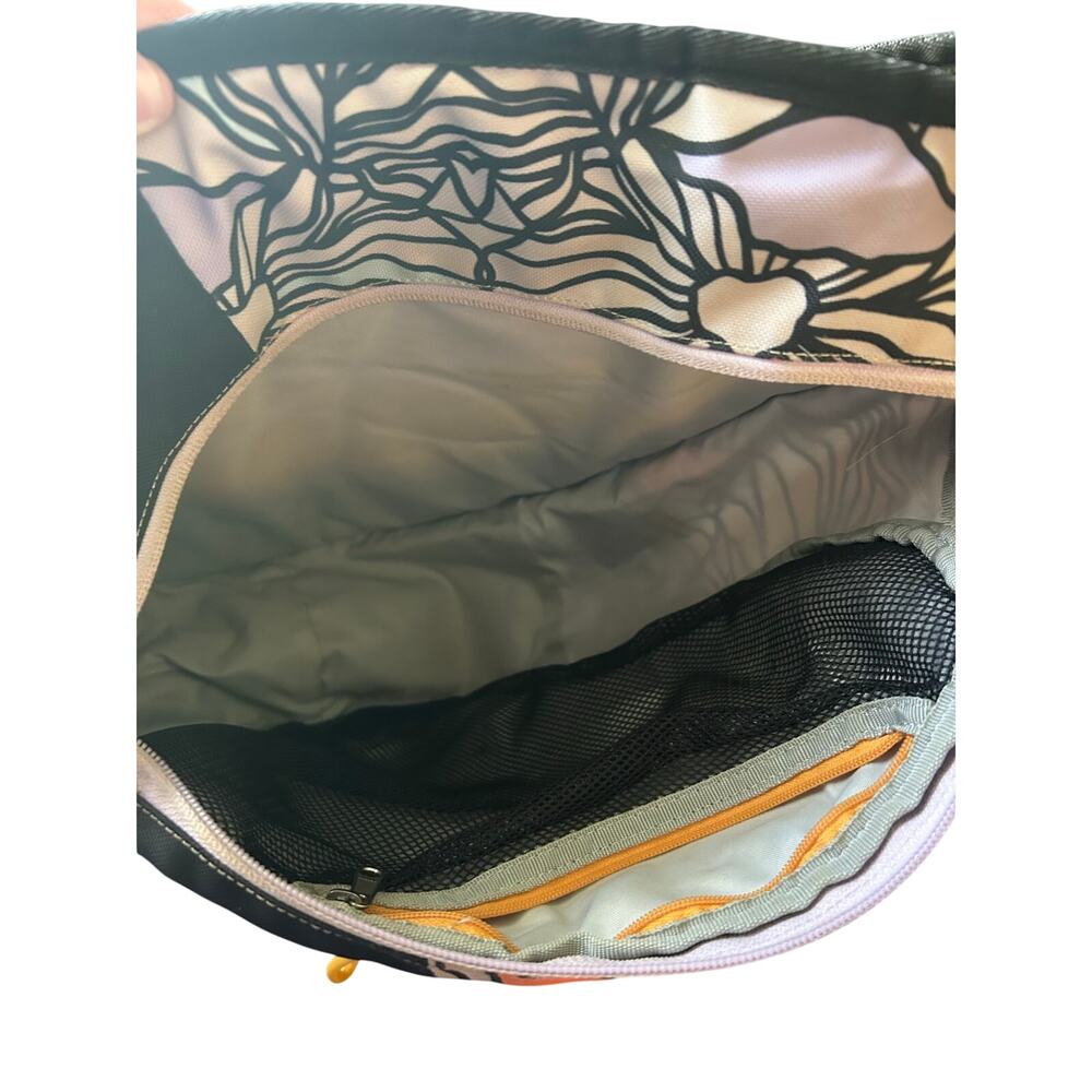 Sherpani anti-theft sling backpack RFID locking zipper - Picture 3 of 6